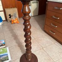 Colonna tortile in legno realizzata al tornio