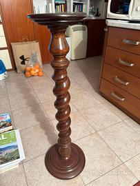 Colonna tortile in legno realizzata al tornio