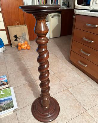 Colonna tortile in legno realizzata al tornio