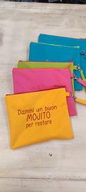 Pochette con ricamo