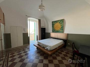 Bilocale arredato con soppalco e balcone