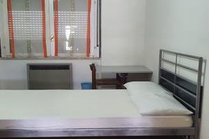 Stanza singola arredata in un ampio locale