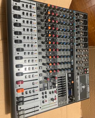 Mixer Behringer Xenyx X1832