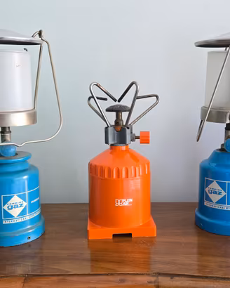 lampada e fornello a gas per campeggio