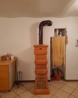 Stufa a legna in terracotta di Castellamonte