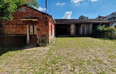 Cascinale da ristrutturare 