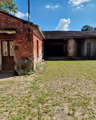 Cascinale da ristrutturare 