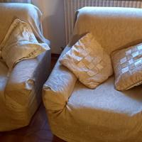 due divani e due poltrone