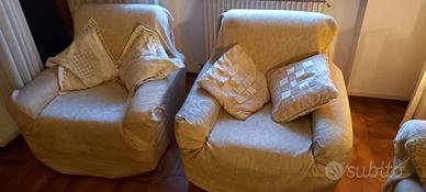 due divani e due poltrone