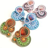 orecchini piccoli a lobo soutache.