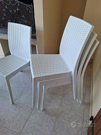 N. 4 sedie in plastica impilabili