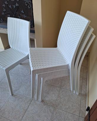 N. 4 sedie in plastica impilabili