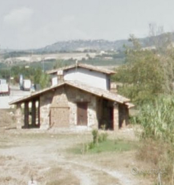 Casa da ristrutturare con ampio terreno