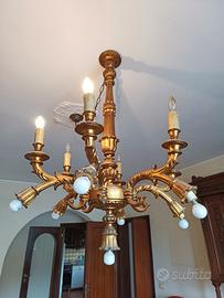 grande lampadario in legno dorato