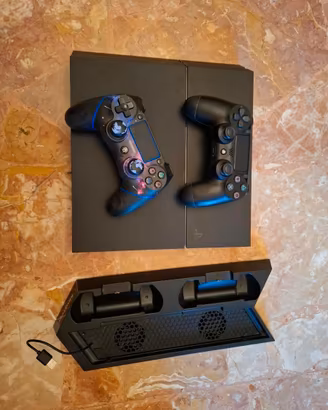 PS4 500GB + 2 joypad + base ventilata + 16 giochi