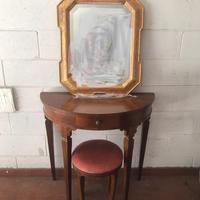 Specchio e console antico in arte povera