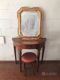 Specchio e console antico in arte povera