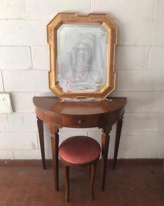 Specchio e console antico in arte povera