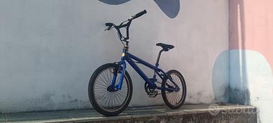 bicicletta BMX blu