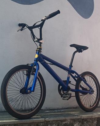 bicicletta BMX blu