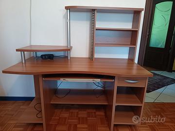 Scrivania con porta pc, porta cd e cassetto
