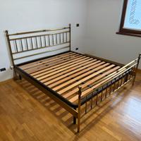 Letto matrimoniale in ottone con doghe