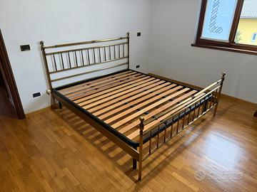 Letto matrimoniale in ottone con doghe