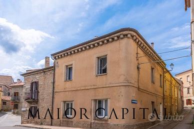 Tempio Pausania | Palazzina storica nell'affasci