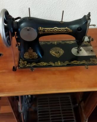 Macchina da cucire antica