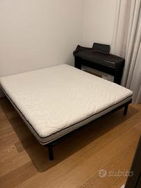 Rete con doghe e materasso matrimoniale