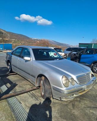 Mercedes classe e200 w210 per ricambi usati