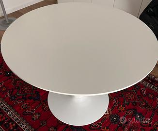 Tavolo bianco rotondo