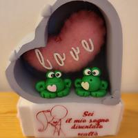 cuore decorativo con coppia ranocchie