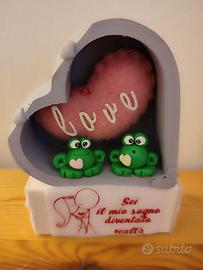 cuore decorativo con coppia ranocchie