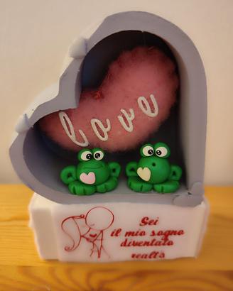 cuore decorativo con coppia ranocchie