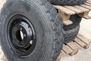 4 ruote Michelin 255/100 R16 (9.00 R16) con cerchi