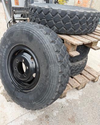 4 ruote Michelin 255/100 R16 (9.00 R16) con cerchi