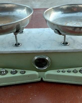 bilancia con piatti antica.