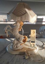 Telefono vintage con lampada