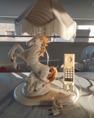 Telefono vintage con lampada