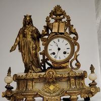 Scultura con orologio