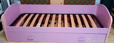 Lettino in legno con lettino estraibile 