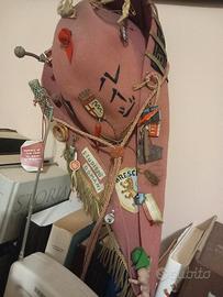 cappello vintage con medaglie 