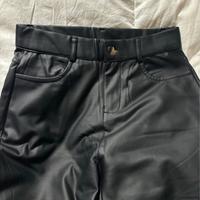 Jeans in ecopelle a palazzo