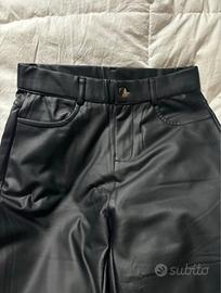 Jeans in ecopelle a palazzo