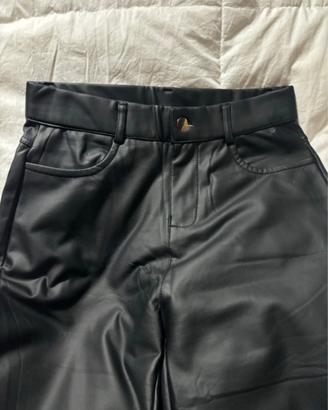 Jeans in ecopelle a palazzo