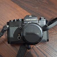 Nikon Nikomat EL con obiettivo e tracolla