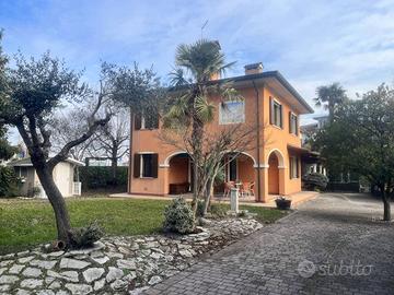 Villa di 320 m² con più di 5 locali e box auto dop