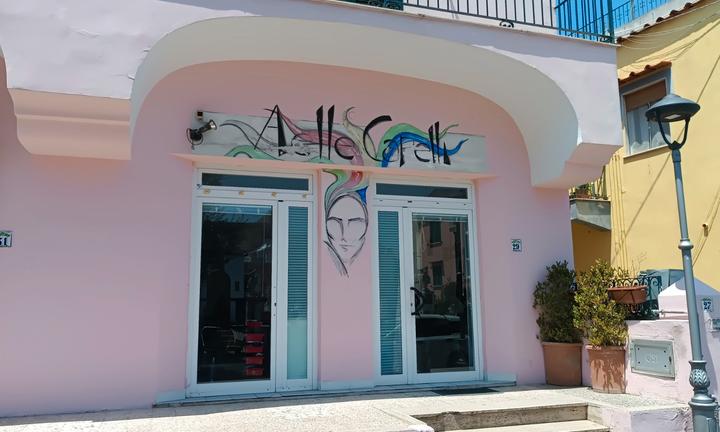 Salone unisex di parrucchiere e barbiere