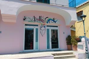 Salone unisex di parrucchiere e barbiere